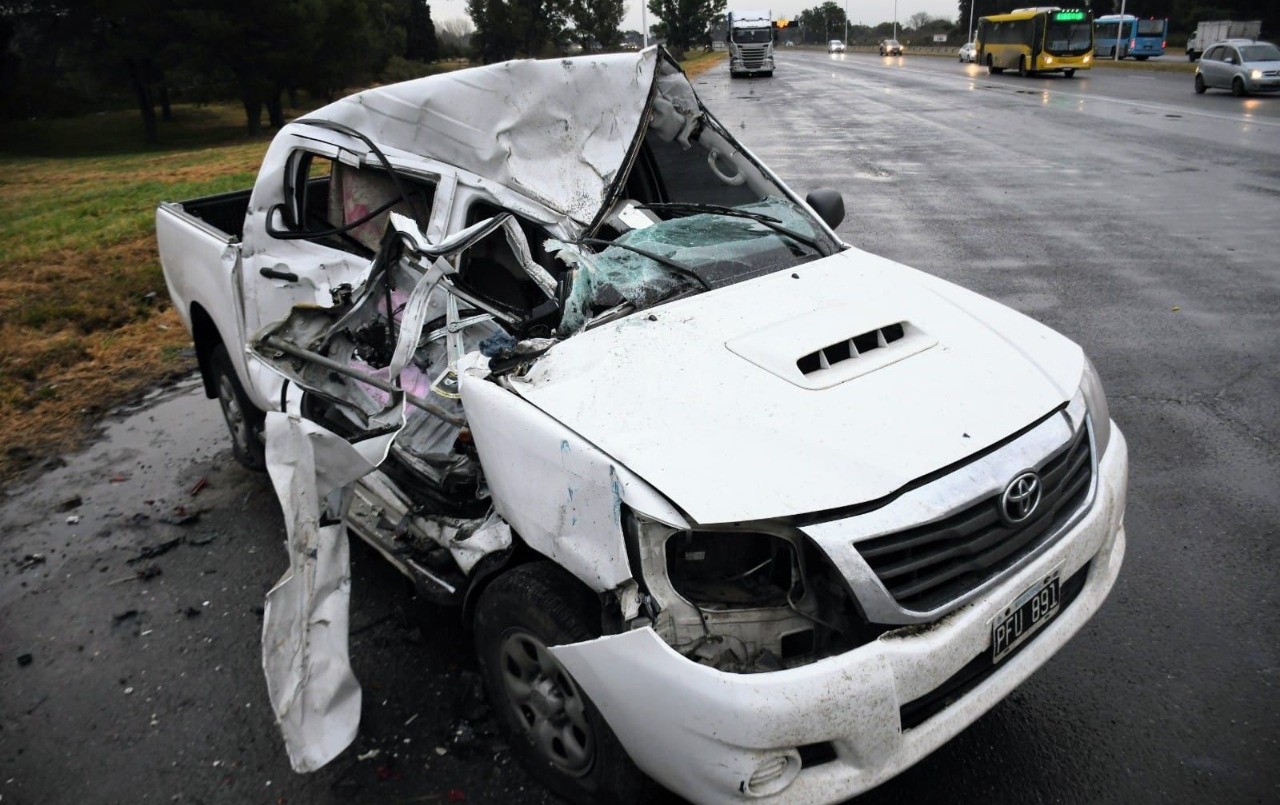 Tragedia en autopista: un muerto y un herido grave al chocar contra un camión | Rosario y la región
