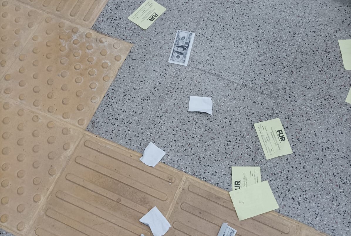 La Franja Morada ganó la Federación Universitaria de Rosario y tiro dólares para festejar el triunfo | Rosario y la región