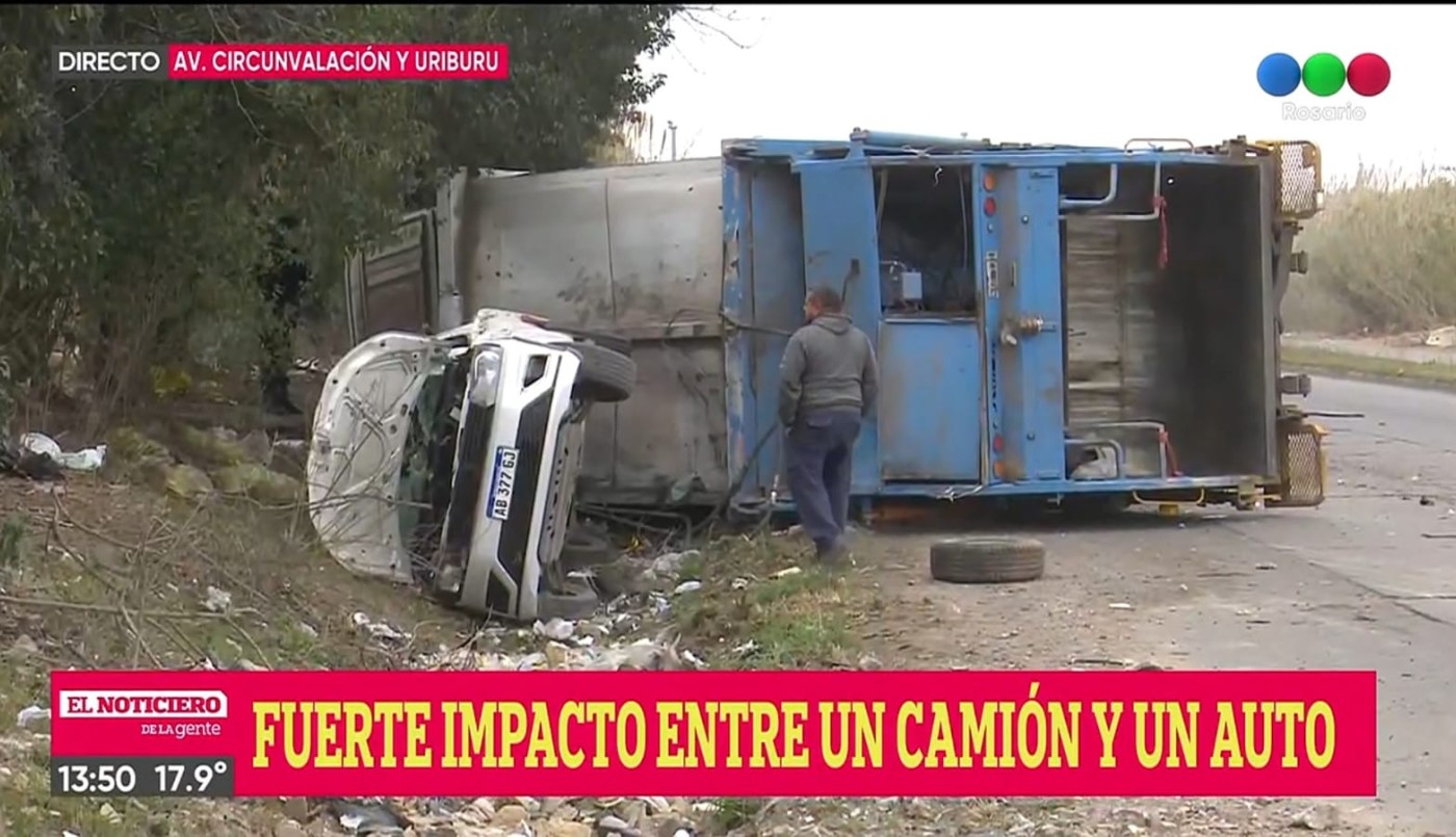 Choque frontal  y vuelco entre un camión recolector de residuos y un auto | Rosario y la región