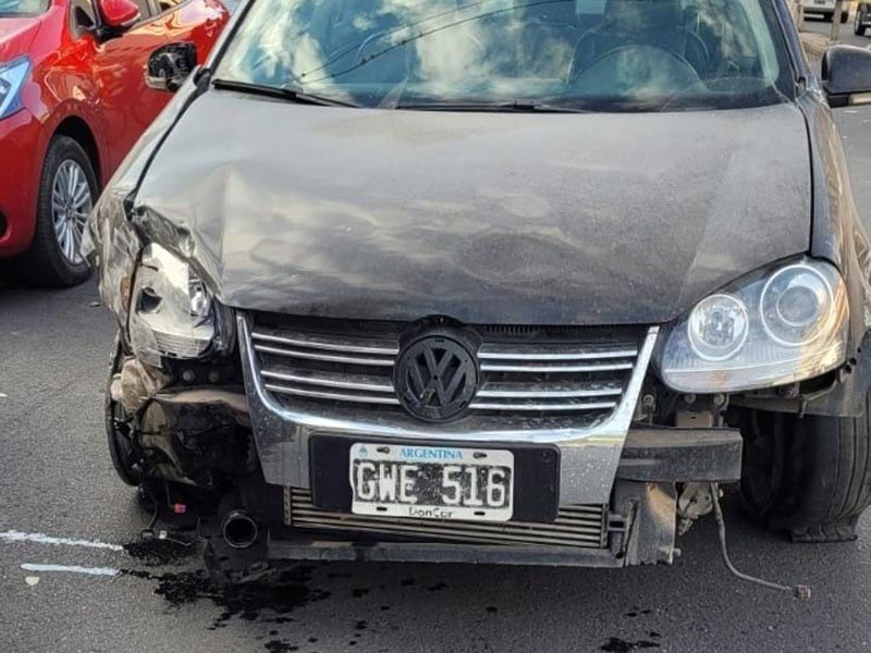Chocó dos autos, destrozó el suyo e investigan si manejaba alcoholizado | Rosario y la región