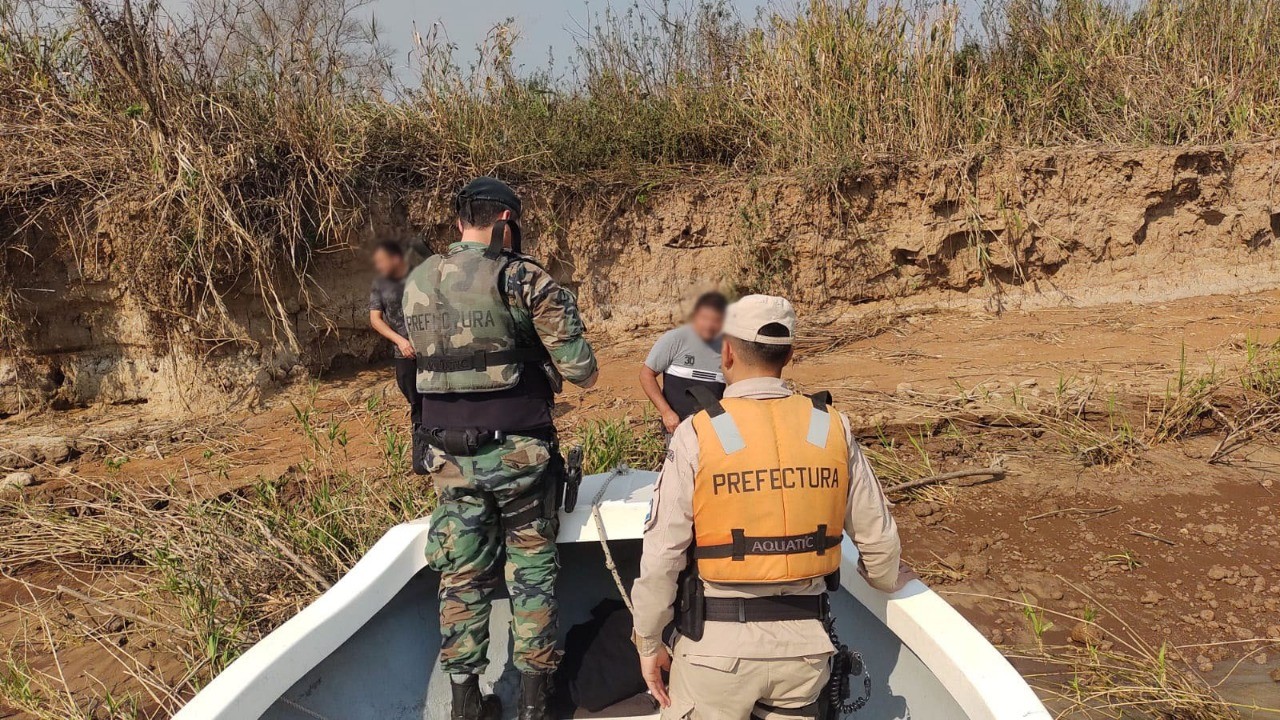 Incendios en las islas: Prefectura detuvo a 6 personas y secuestró 13 embarcaciones | Rosario y la región