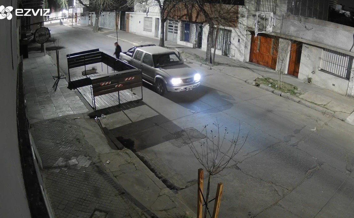 Video: maneja una camioneta 4x4 y se robó una maceta de una cervecería | Rosario y la región