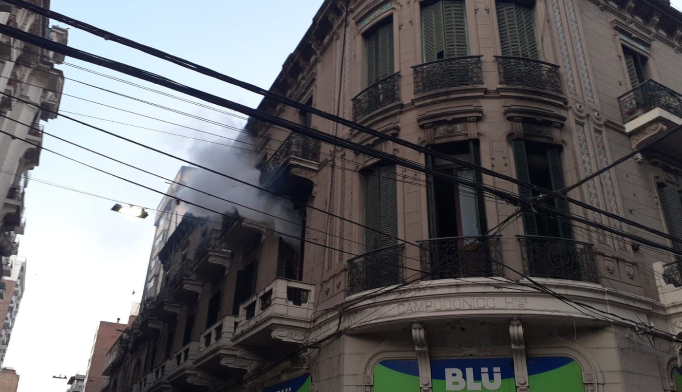 Ardió en llamas un edificio en el centro de la ciudad | Rosario y la región