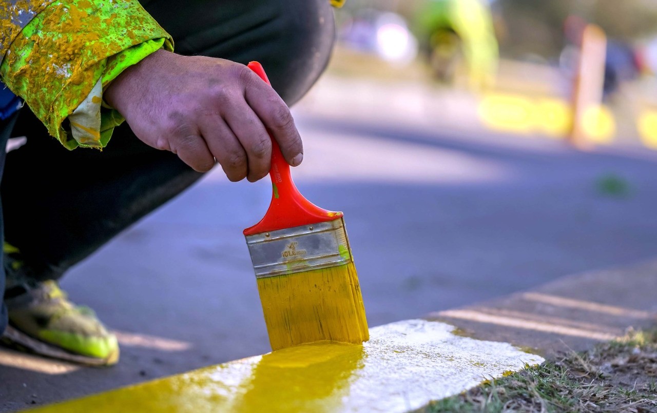 Embistió a un agente de control y debió pintar cordones como parte de la pena | Rosario y la región