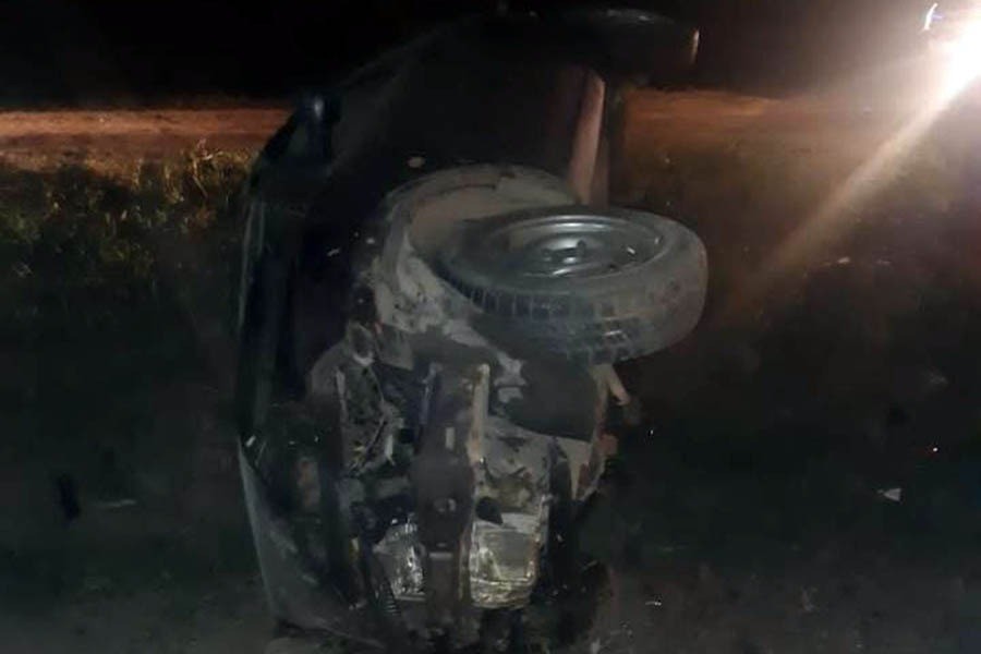 Tragedia en la región: murió una chica y un joven pelea por su vida tras volcar con el auto | Rosario y la región