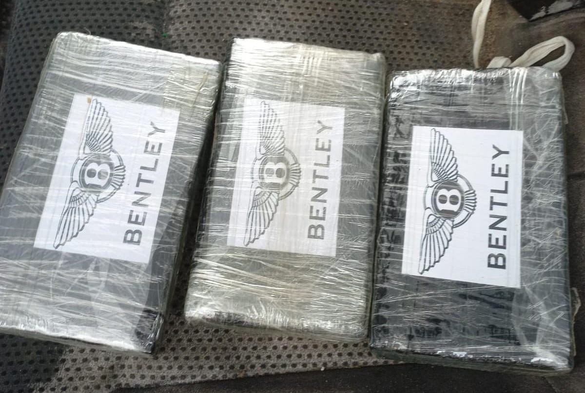 Detuvieron a mujer que llevaba tres ladrillos de cocaína en el auto | Rosario y la región