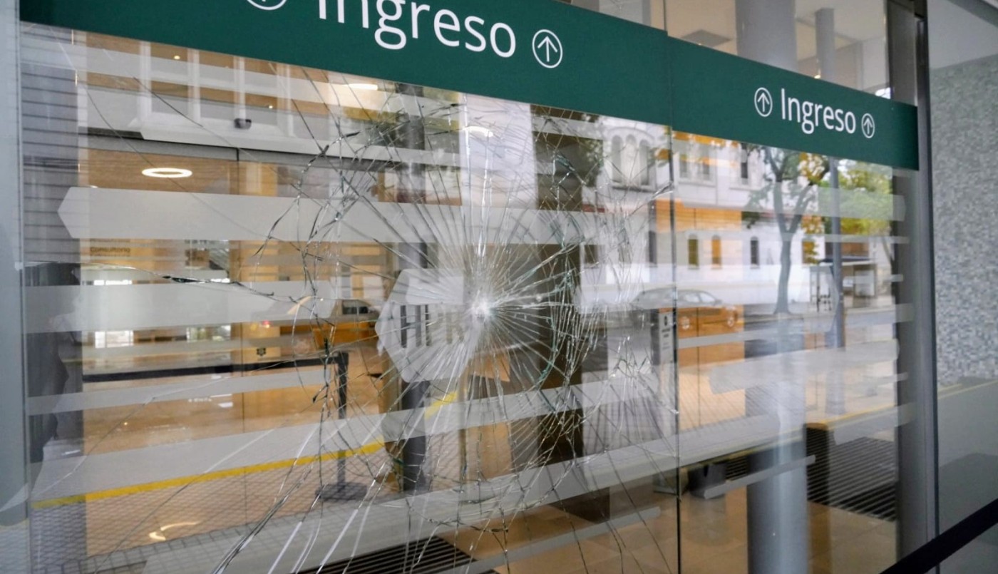 Pintada, ladrillazo y amenaza mafiosa contra el presidente de Newell's | Rosario y la región