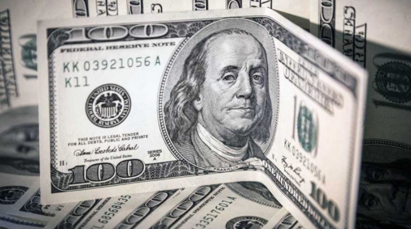 Tras tocar un récord, la cotización del dólar blue cerró a $359 | Política y Economía