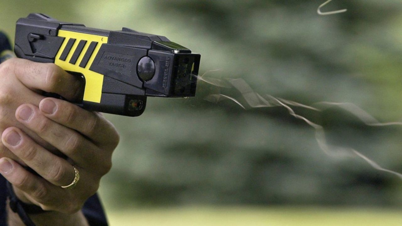 El Gobierno compró 100 pistolas Taser sin licitación | Política y Economía