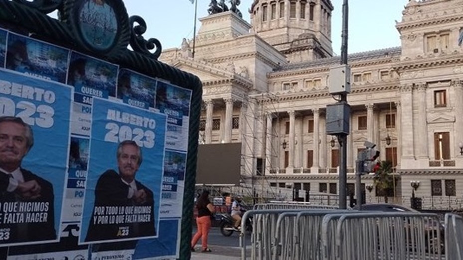 El barrio de Congreso, empapelado con afiches de "Alberto 2023" | Información General