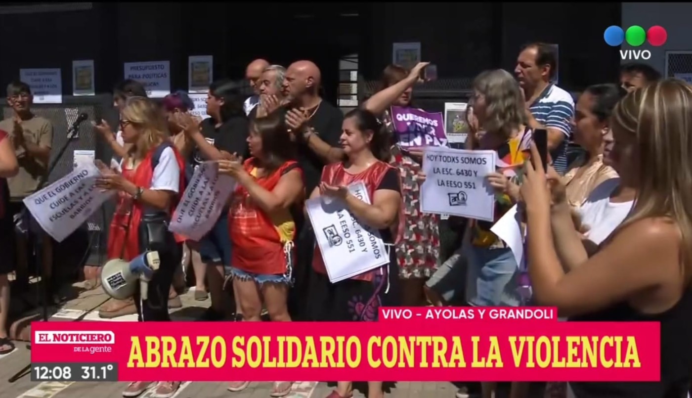 Abrazo solidario tras el ataque de 15 tiros a una escuela del barrio Tablada | Información General