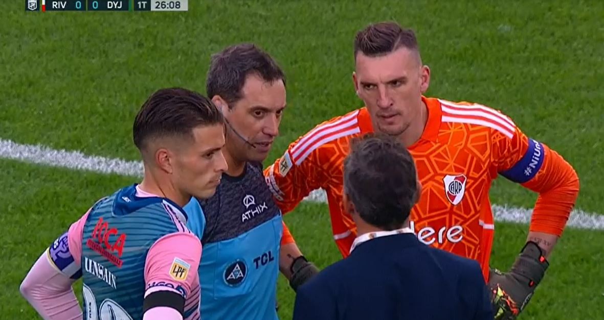 River y Defensa y Justicia se suspendió por muerte de un hincha que cayó desde tribuna | Deportes