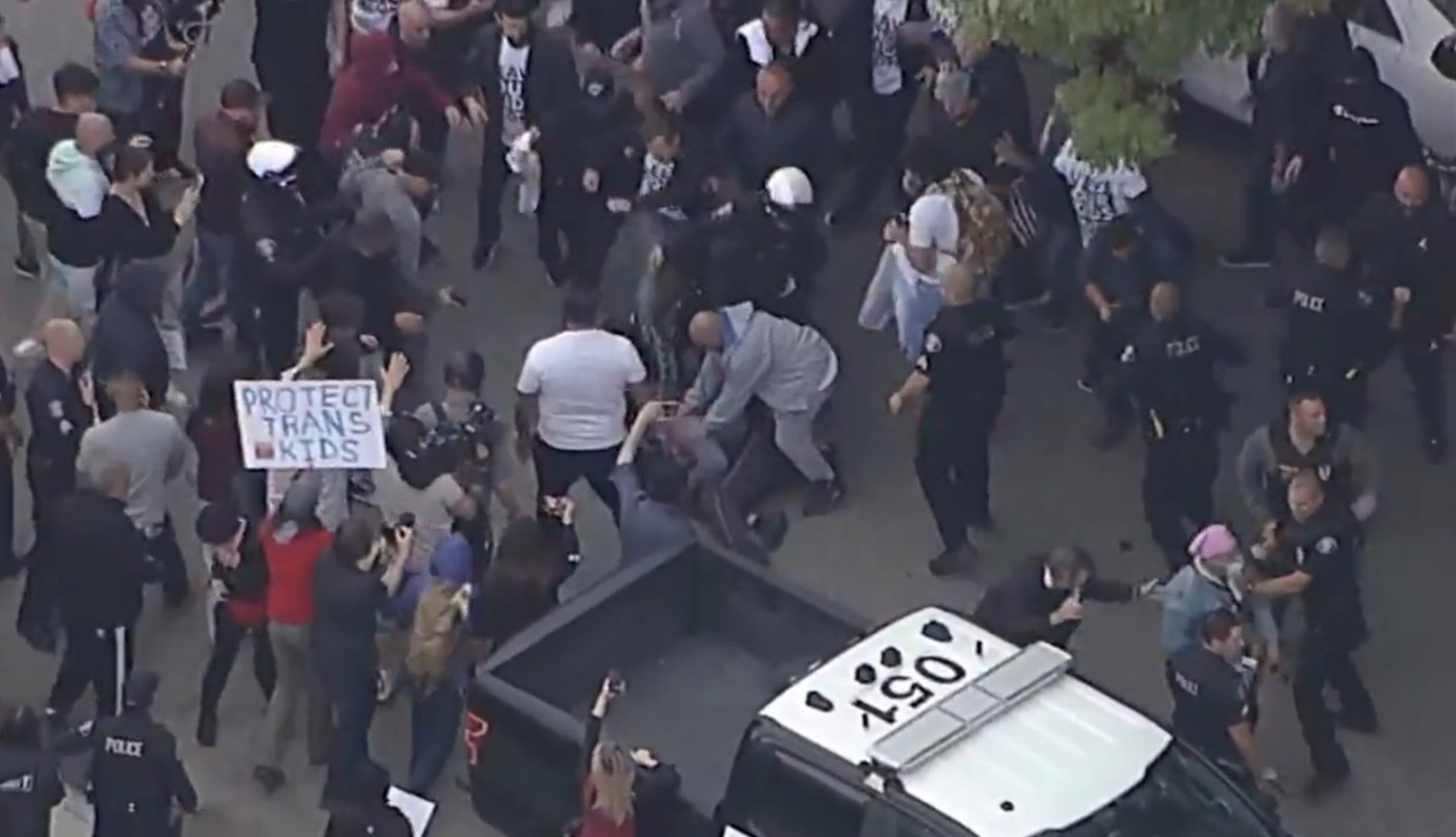 Video: padres terminaron a las trompadas en una tensa asamblea sobre Orgullo LGBTQ+ | Información General