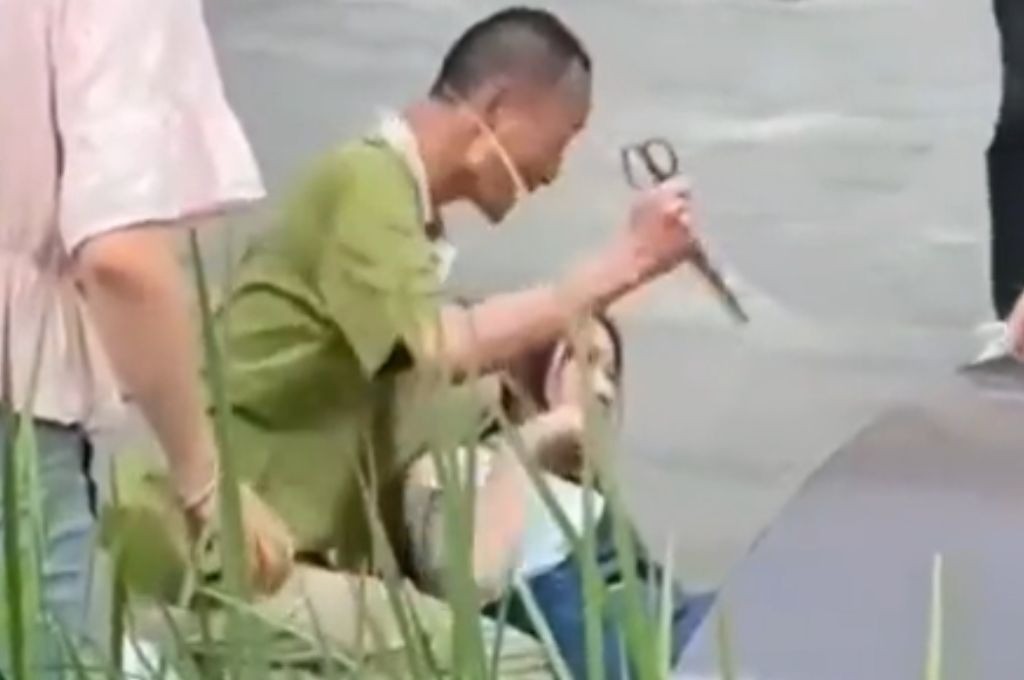 Dramático rescate: un hombre tomó de rehén a una chica y lo tumbaron de un palazo en la cabeza | Información General