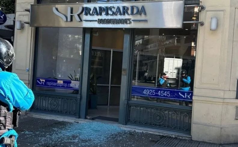 Atacaron la inmobiliaria del presidente de Vélez en medio de los malos resultados | Deportes