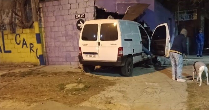 Manejaba borracho y volteó un local de artículos de limpieza | Rosario y la región