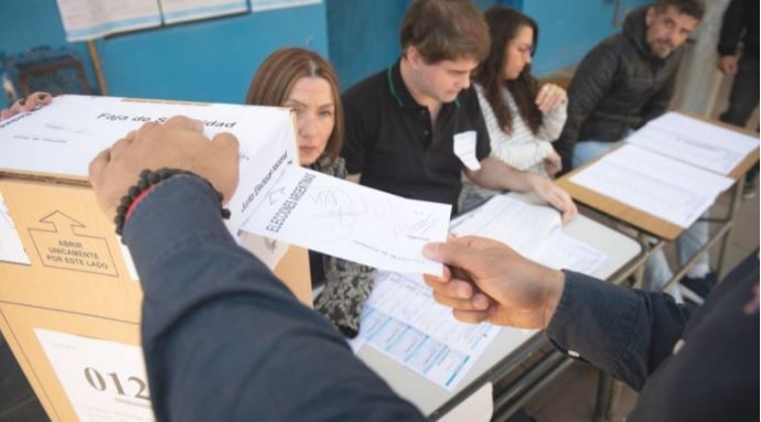 Cuáles son los requisitos para inscribirse como autoridad de mesa y ganar hasta $40 mil | Política y Economía