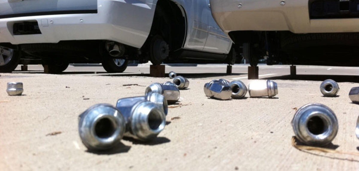 Con las manos en la masa: filmaron a dos delincuentes robando las ruedas de un auto | Información General