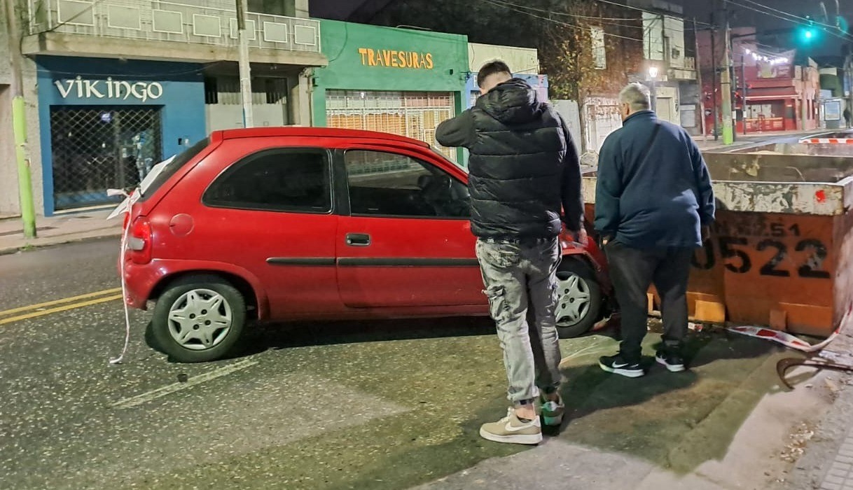 Incrustó su auto contra un volquete en barrio Belgrano | Rosario y la región
