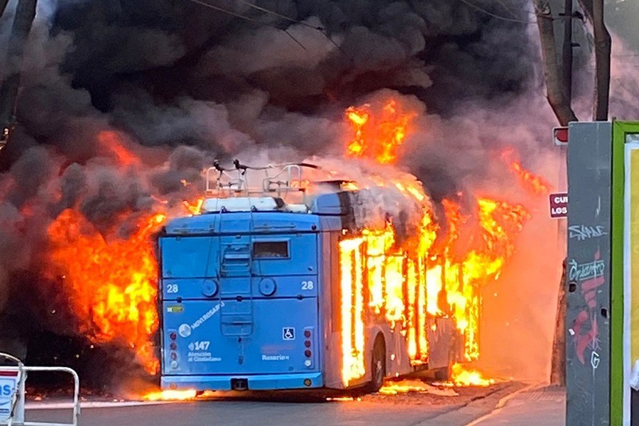 Peritaje en el trole incendiado y problemas en unidades por el calor extremo en pleno invierno | Información General