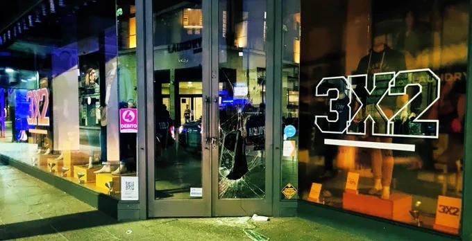 Robo frustrado: destrozaron la vidriera de un local de ropa en pleno centro de Rosario | Rosario y la región