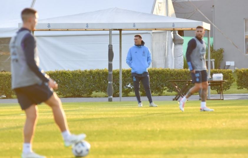 Sin Messi en el entrenamiento, Scaloni define el equipo para enfrentar a Ecuador | Deportes