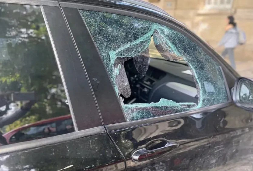 Con las manos en la masa: detuvieron a dos delincuentes mientras robaban un auto | Rosario y la región