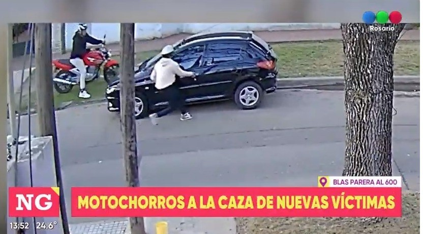 Motochorros al acecho: le forcejearon la puerta del auto pero se dio cuenta y aceleró | Rosario y la región