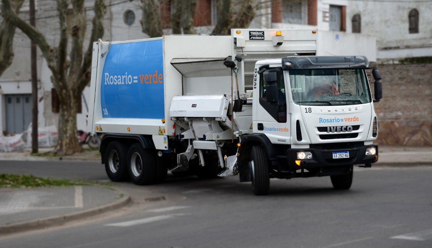 Un motociclista chocó contra un camión de basura y sus piernas fueron pisadas por un colectivo | Rosario y la región