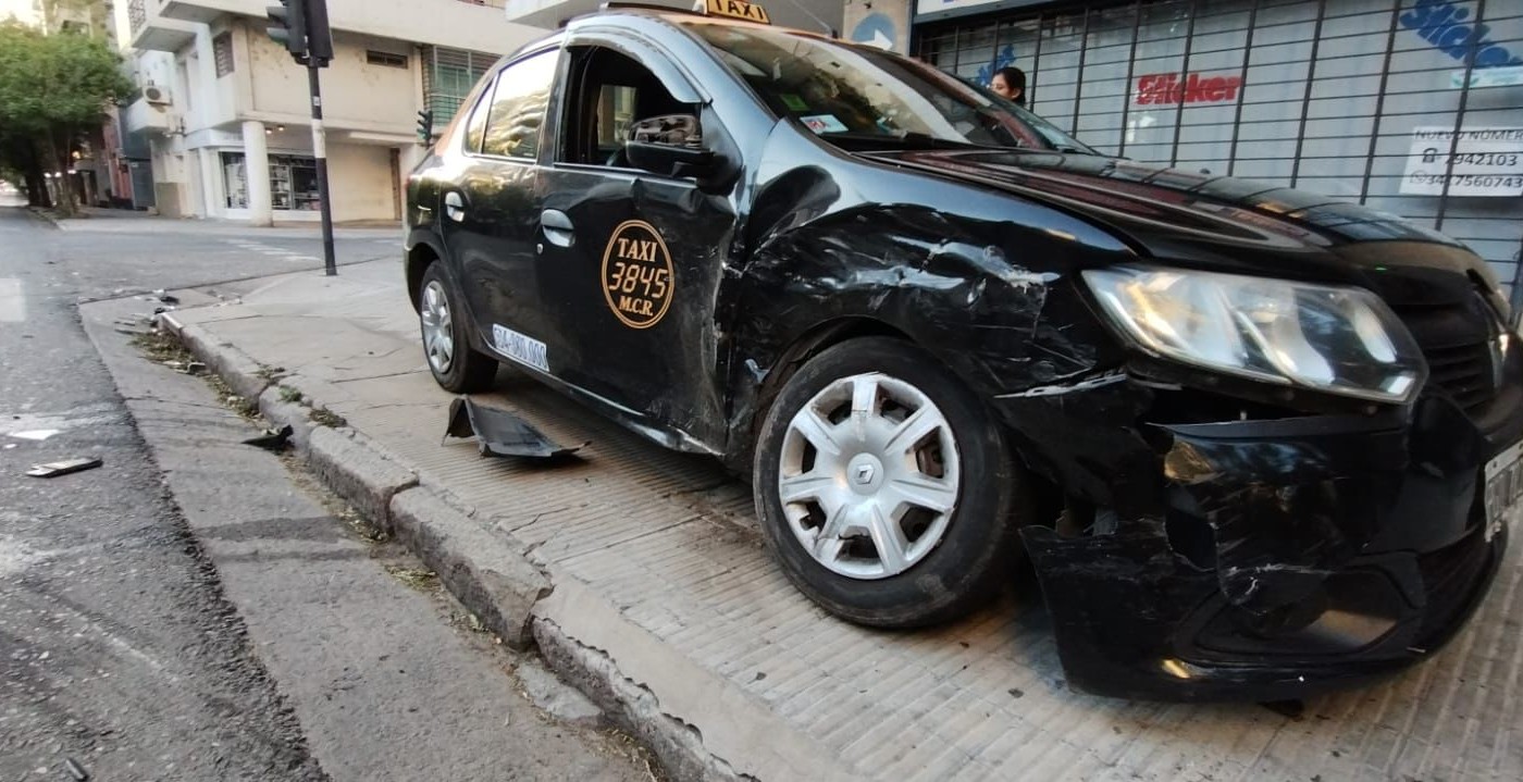 Taxista herido y automovilista detenido tras fuerte choque en el macrocentro | Rosario y la región