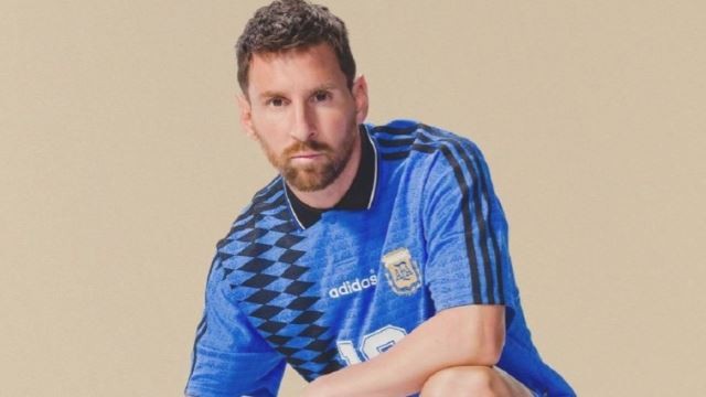 Messi posó con una nueva línea de ropa retro de la Selección argentina | Deportes