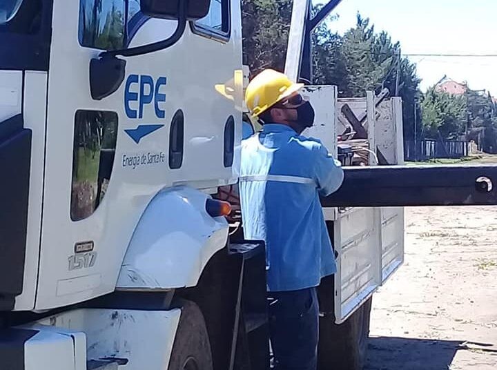 Un camión arrasó un tendido eléctrico en Necochea al 4000 y los vecinos reclamaron la falta de asistencia | Rosario y la región