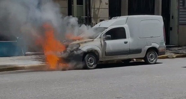 Otra vez un vehículo se prendió fuego en pleno centro | Rosario y la región