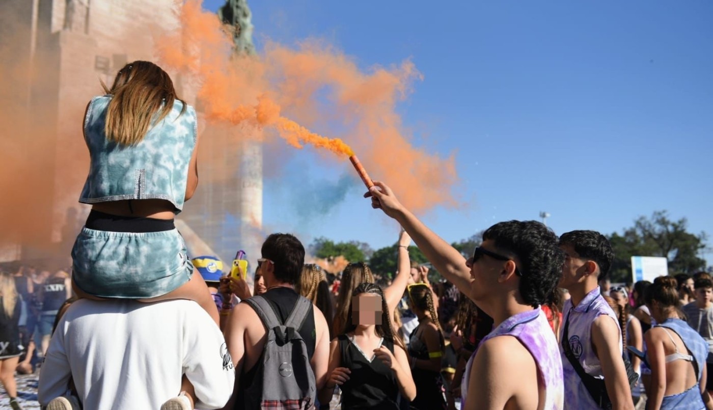 Estudiantes celebraron el tradicional banderazo en el Monumento | Información General