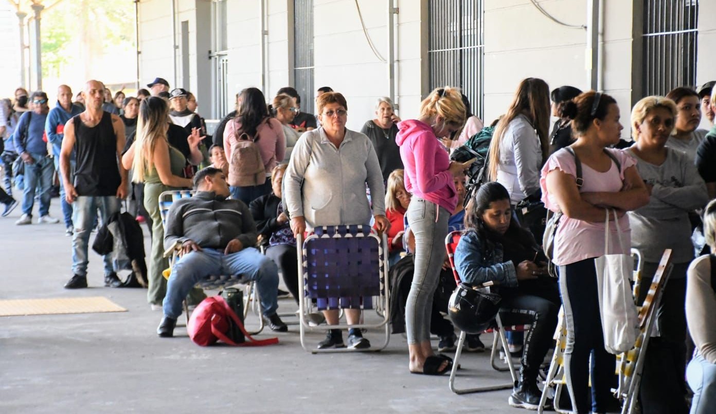 Larga espera por un ticket para viajar en tren desde Rosario Norte y se agotó la venta | Información General