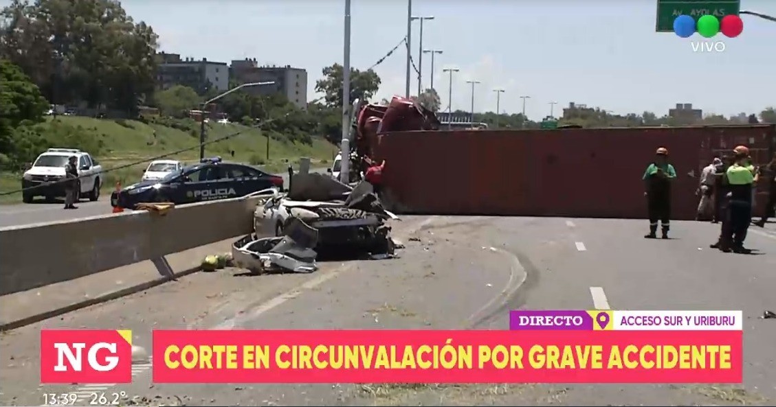 Accidente de tránsito: volcó un camión en Acceso sur y Uriburu y aplastó un auto | Información General