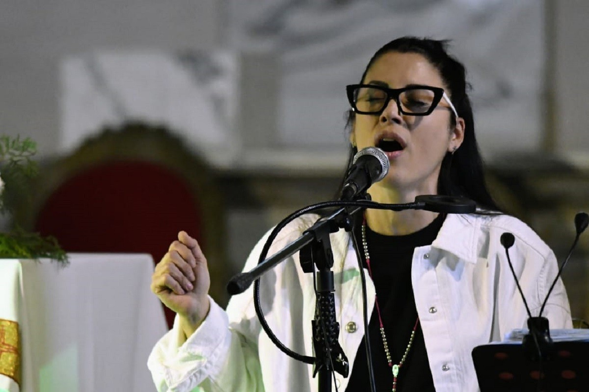 Otro martes de fe: fieles esperan a Leda en un día de calor agobiante | Información General