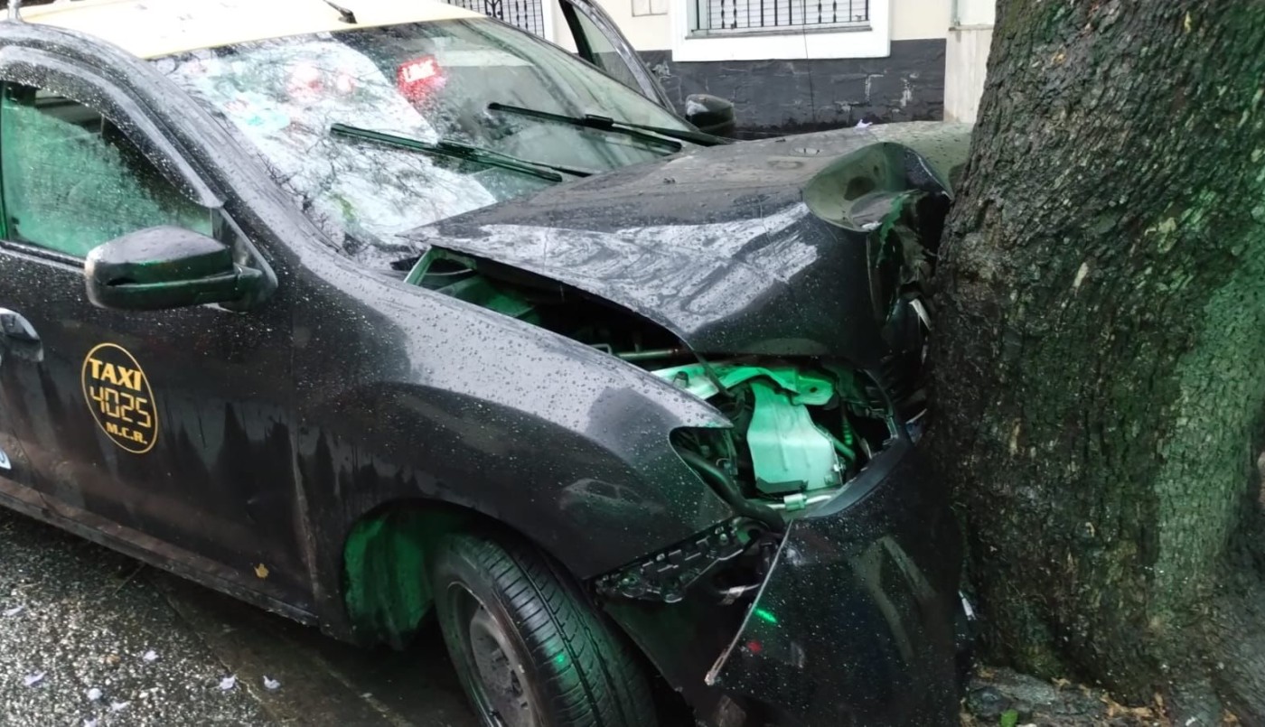 Por la lluvia, un taxista perdió el control e impactó fuertemente contra un árbol | Rosario y la región