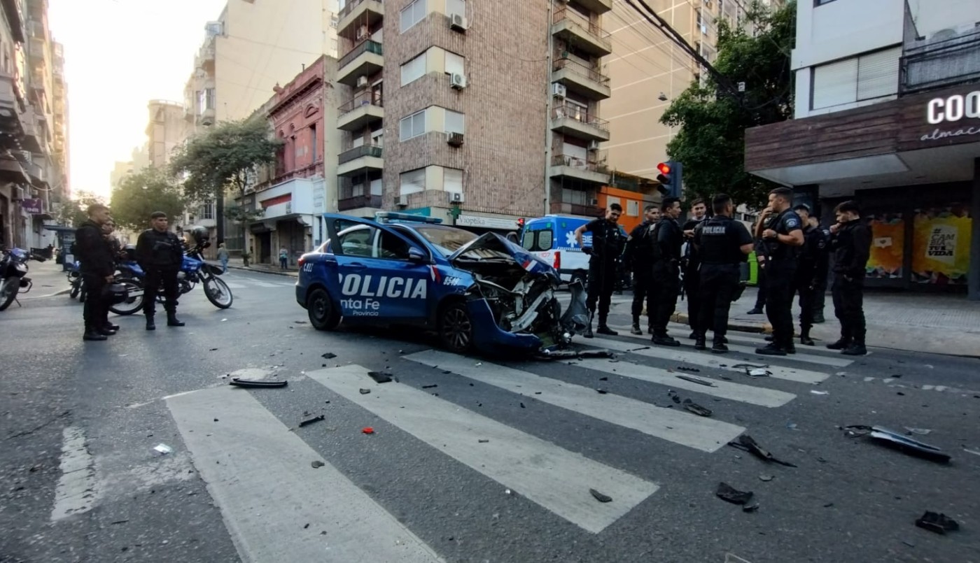 Impactante choque entre un patrullero y un colectivo en pleno centro de Rosario | Rosario y la región