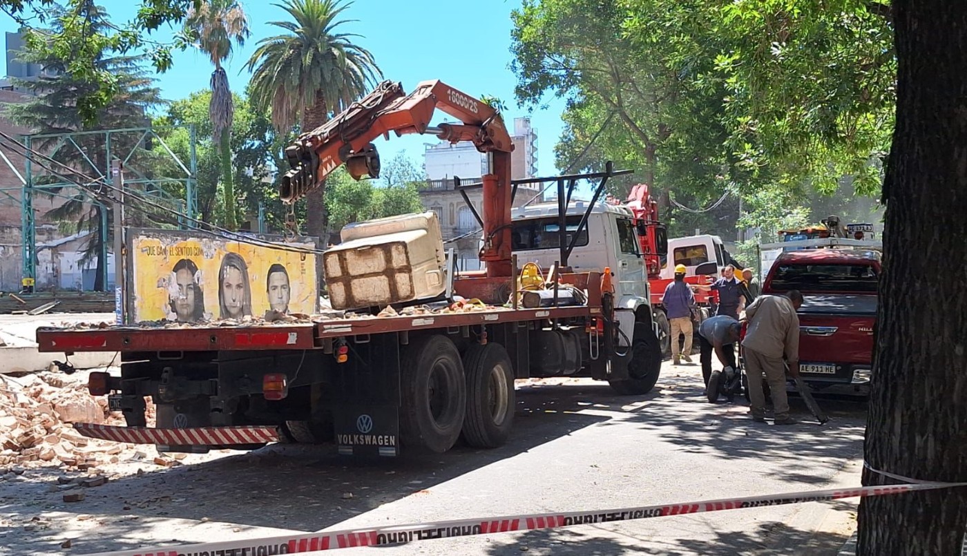 Se cayó un paredón de una obra en construcción en Santiago y Tucumán | Rosario y la región