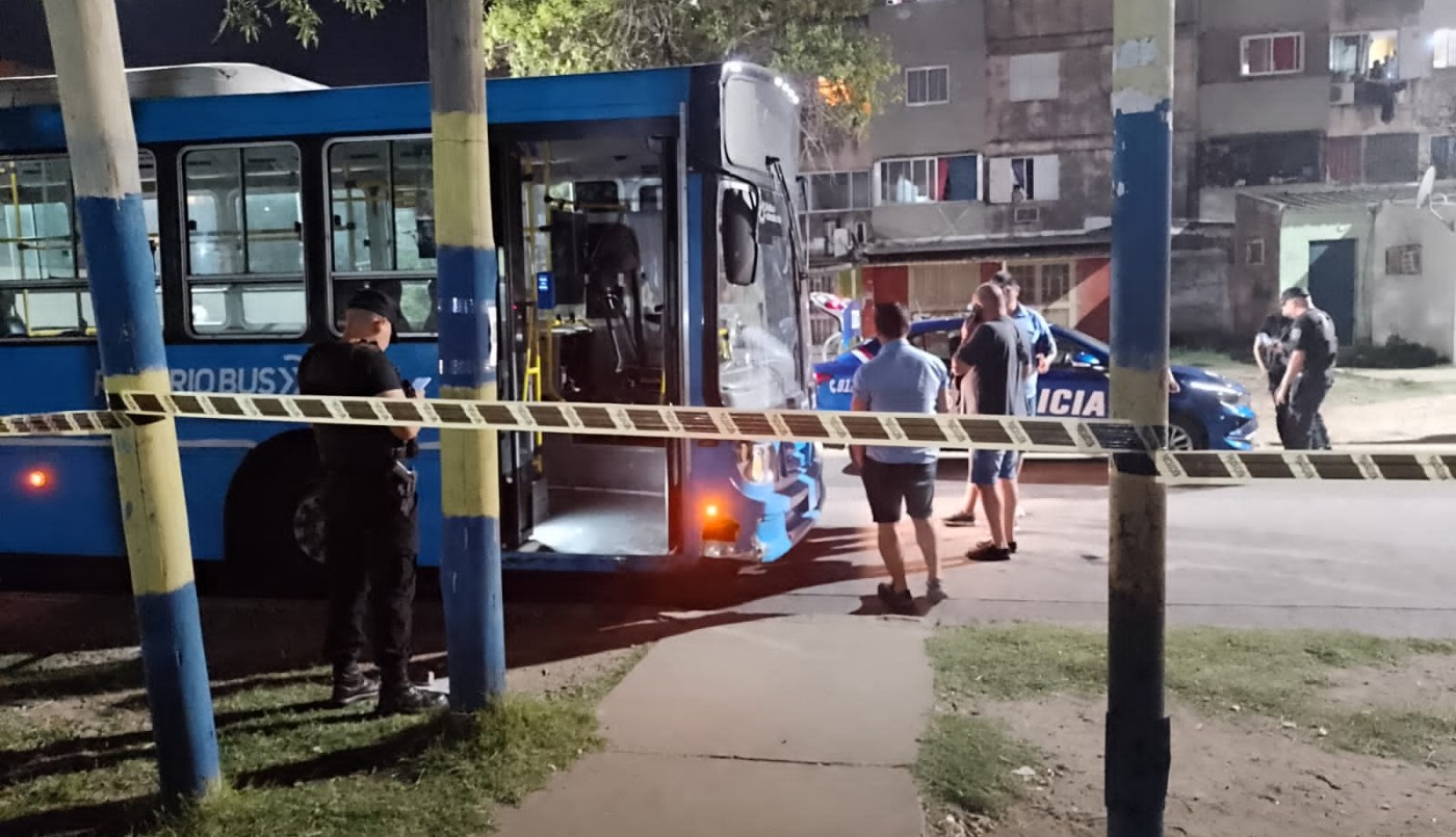 Balearon un colectivo en la zona sudoeste y dejaron una nueva amenaza al gobernador | Rosario y la región