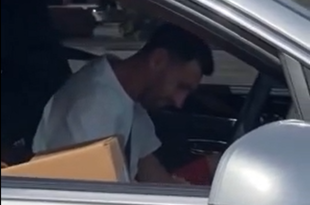 Video: Messi le firmó una camiseta a unos hinchas en un insólito lugar | Deportes