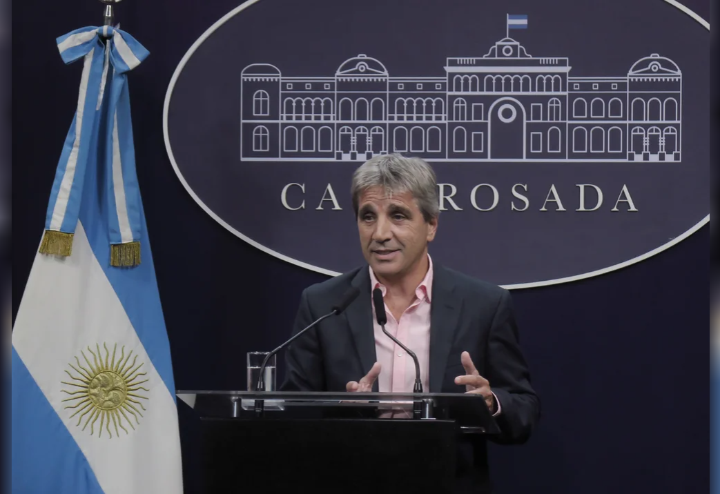 ¿Fin del cepo al dólar? El Gobierno piensa en junio como fecha límite para levantarlo | Política y Economía