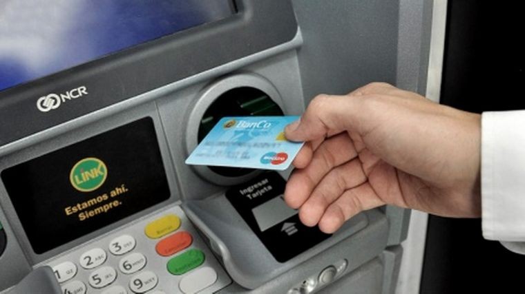 Denuncian la presencia de "dispositivos" en cajeros que roban datos de tarjetas | Rosario y la región