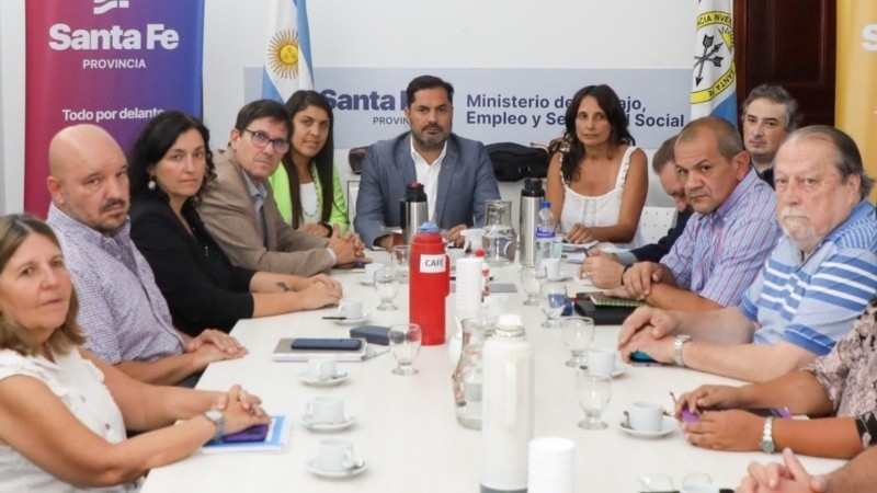 El gobierno provincial informó que prorrogará el llamado a reunión paritaria luego del anuncio del paro docente del jueves y viernes | Rosario y la región