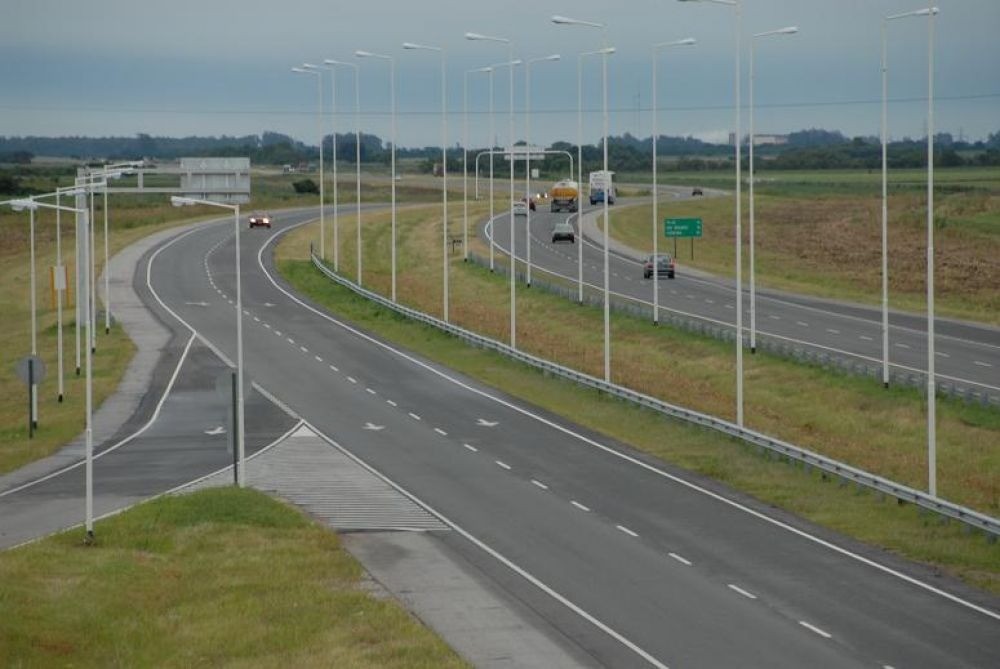 Autopista Córdoba - Rosario: una camioneta chocó un camión de fernet y una persona murió | Rosario y la región