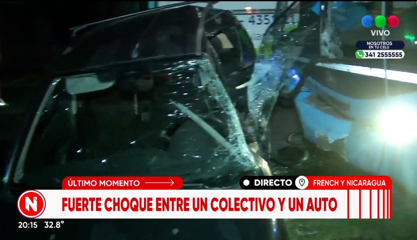 Un colectivo chocó fuertemente contra un auto | Rosario y la región