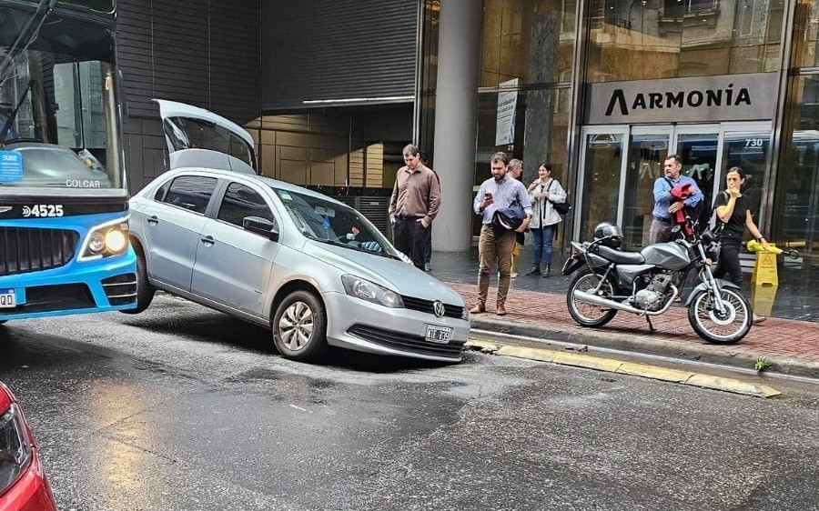 Un auto se incrustó en el asfalto en el microcentro | Rosario y la región