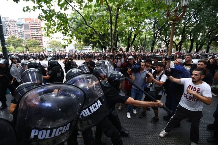 Choques entre policía y manifestantes que protestaban frente al Gaumont por recortes al INCAA | Política y Economía