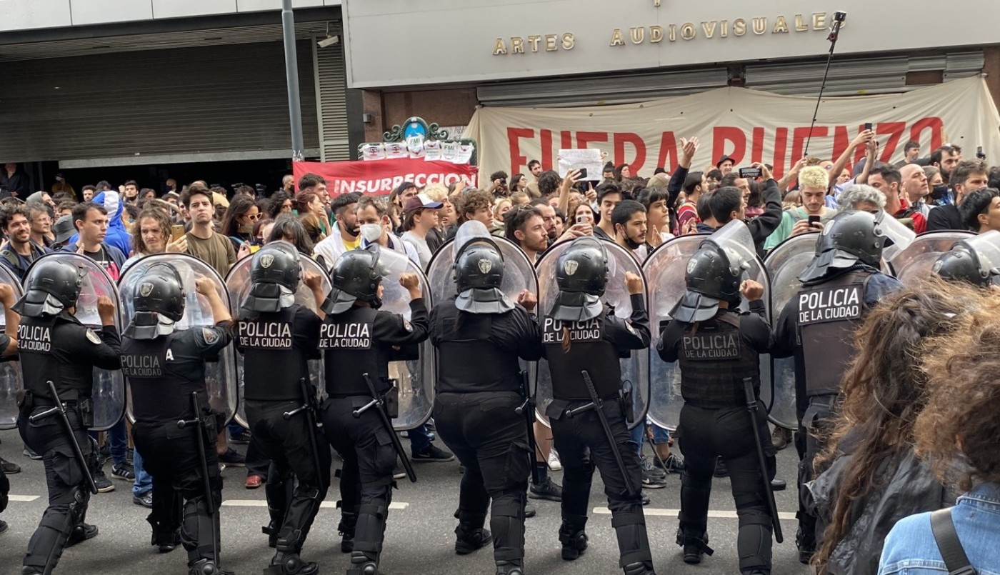 Tensión e incidentes frente al cine Gaumont en una protesta por los recortes en el INCAA: hay tres demorados | Información General